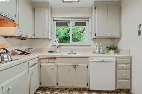 Kitchen - 4847 Beckham Ct, Concord, CA 94521 photo 2 of 3