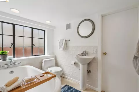 Bath - 54 Colorado Ave, Berkeley, CA 94707 photo 2 of 3