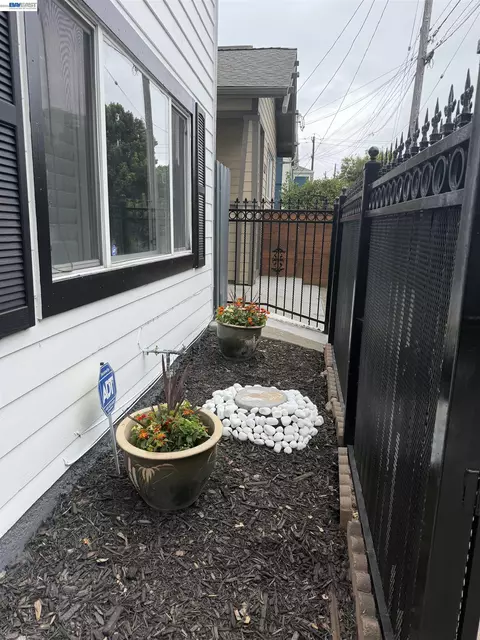 Exterior - 1234 Willow St, Oakland, CA 94607 photo 5 of 5