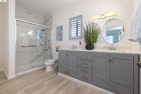 Bath - 1234 Willow St, Oakland, CA 94607 photo 1 of 3