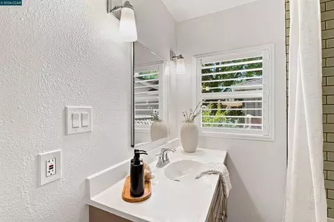 Bath - 148 Roslyn Dr, Concord, CA 94518 photo 3 of 3
