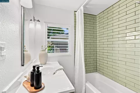 Bath - 148 Roslyn Dr, Concord, CA 94518 photo 2 of 3