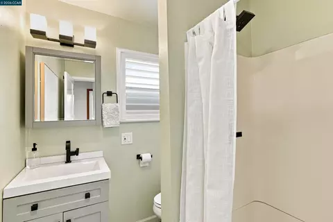 Bath - 148 Roslyn Dr, Concord, CA 94518 photo 1 of 3