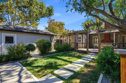 Exterior - 148 Roslyn Dr, Concord, CA 94518 photo 9 of 15