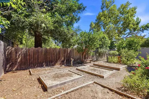 Exterior - 148 Roslyn Dr, Concord, CA 94518 photo 15 of 15