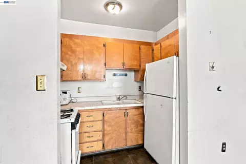 Kitchen - 1631 Linden St, Oakland, CA 94607 photo 4 of 5