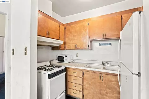 Kitchen - 1631 Linden St, Oakland, CA 94607 photo 3 of 5