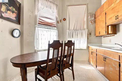 Kitchen - 1631 Linden St, Oakland, CA 94607 photo 2 of 5