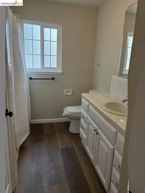 Bath - 1280 Dodd Ct, Merced, CA 95341 photo 1 of 2