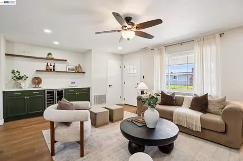 Living - 520 Celia St, Hayward, CA 94544 photo 6 of 8