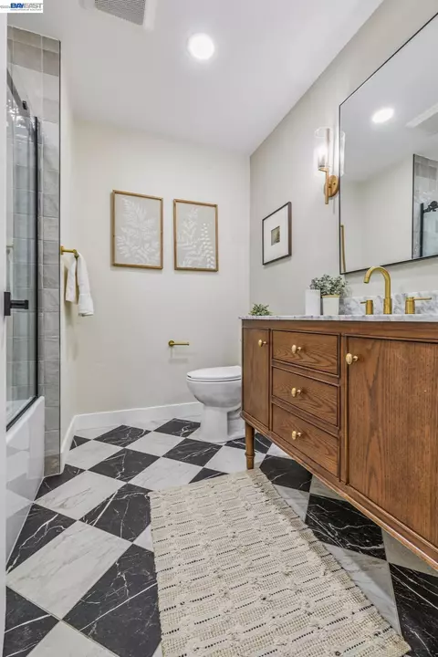 Bath - 520 Celia St, Hayward, CA 94544 photo 2 of 7