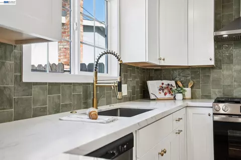 Kitchen - 520 Celia St, Hayward, CA 94544 photo 4 of 12