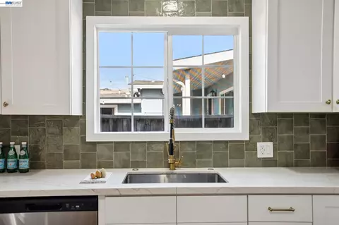 Kitchen - 520 Celia St, Hayward, CA 94544 photo 7 of 12