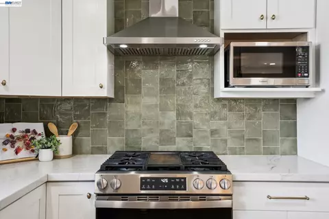 Kitchen - 520 Celia St, Hayward, CA 94544 photo 6 of 12