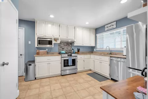 Kitchen - 1400 Wagoner Dr, Livermore, CA 94550 photo 1 of 2