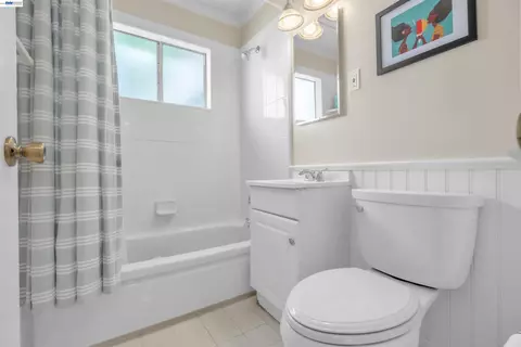 Bath - 1400 Wagoner Dr, Livermore, CA 94550 photo 1 of 3