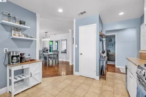 Entry Way - 1400 Wagoner Dr, Livermore, CA 94550 photo 2 of 2
