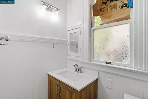 Bath - 1683 La Loma Ave, Berkeley, CA 94709 photo 3 of 4
