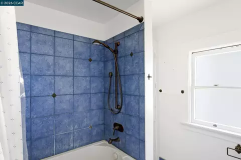 Bath - 1683 La Loma Ave, Berkeley, CA 94709 photo 2 of 4