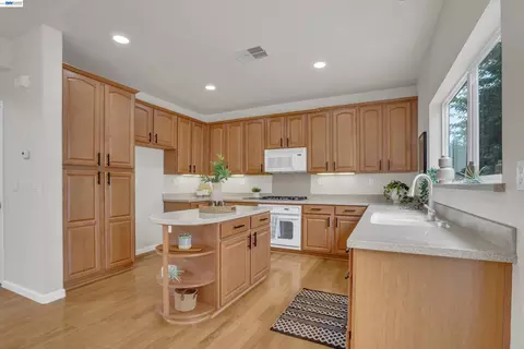 Kitchen - 13253 Emerald Bay Ct, Lathrop, CA 95330 photo 3 of 5