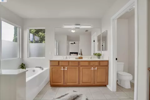 Bath - 13253 Emerald Bay Ct, Lathrop, CA 95330 photo 4 of 4