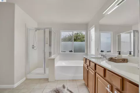 Bath - 13253 Emerald Bay Ct, Lathrop, CA 95330 photo 2 of 4