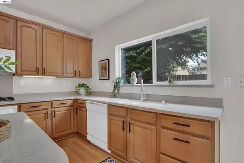 Kitchen - 13253 Emerald Bay Ct, Lathrop, CA 95330 photo 5 of 5