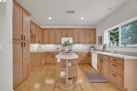 Kitchen - 13253 Emerald Bay Ct, Lathrop, CA 95330 photo 2 of 5