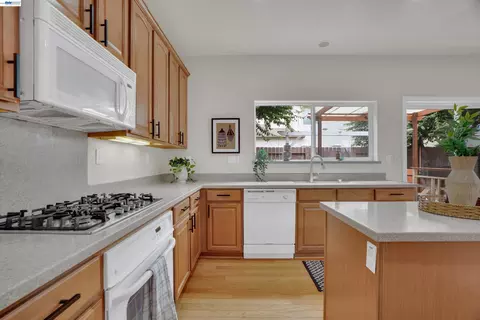 Kitchen - 13253 Emerald Bay Ct, Lathrop, CA 95330 photo 4 of 5
