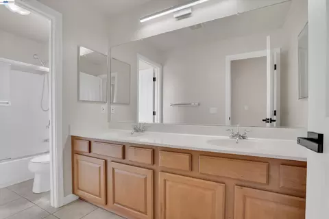 Bath - 13253 Emerald Bay Ct, Lathrop, CA 95330 photo 3 of 4
