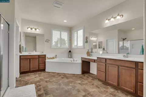Bath - 816 Pathfinder, Oakley, CA 94561 photo 3 of 5