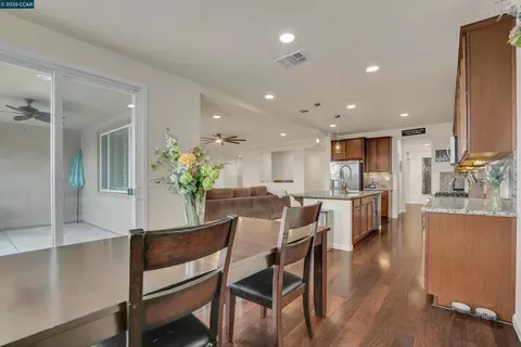 Entry Way - 816 Pathfinder, Oakley, CA 94561 photo 3 of 4