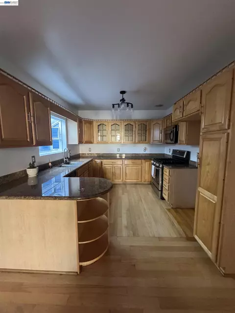 1423 Quesada Ave, San Francisco, CA 94124 photo 5