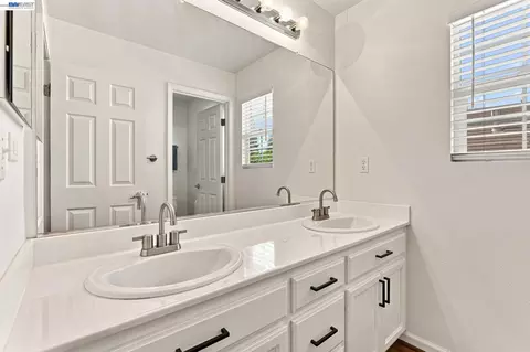 Bath - 4597 Bonsai Ave, Tracy, CA 95377 photo 4 of 5
