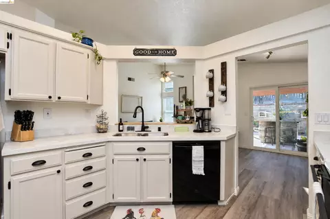 Kitchen - 686 Frazier Dr, Oakley, CA 94561 photo 2 of 2