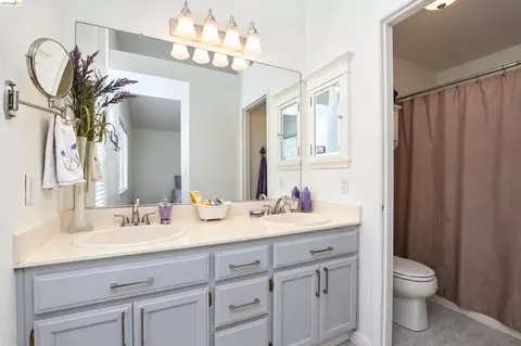 Bath - 686 Frazier Dr, Oakley, CA 94561 photo 2 of 2