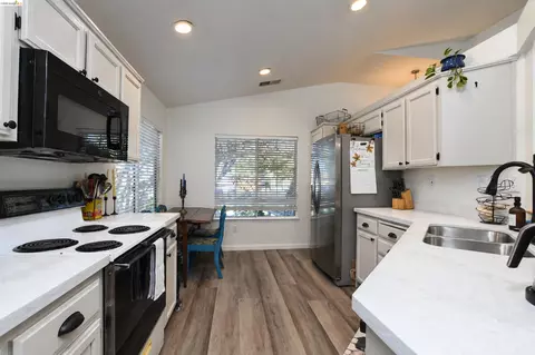 Kitchen - 686 Frazier Dr, Oakley, CA 94561 photo 1 of 2