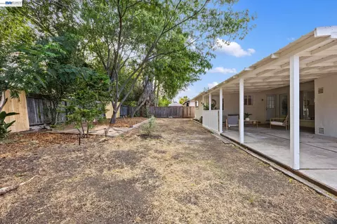 Exterior - 2136 Holbrook Dr, Concord, CA 94519 photo 6 of 10