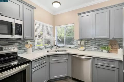 Kitchen - 138 Marsala Ct, Hercules, CA 94547 photo 2 of 2