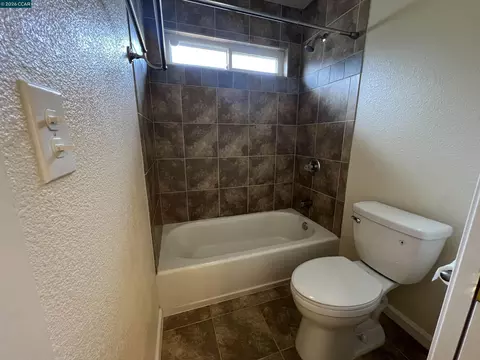 Bath - 151 Daniels Ave, Vallejo, CA 94590 photo 3 of 7