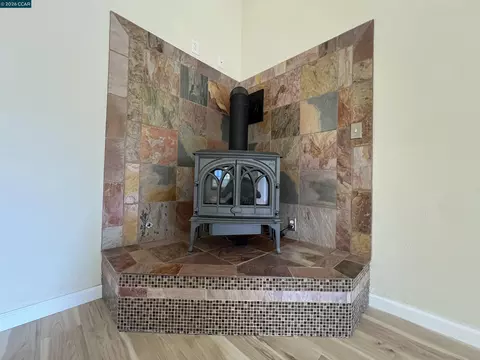 Living - 151 Daniels Ave, Vallejo, CA 94590 photo 5 of 5