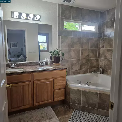 Bath - 151 Daniels Ave, Vallejo, CA 94590 photo 7 of 7