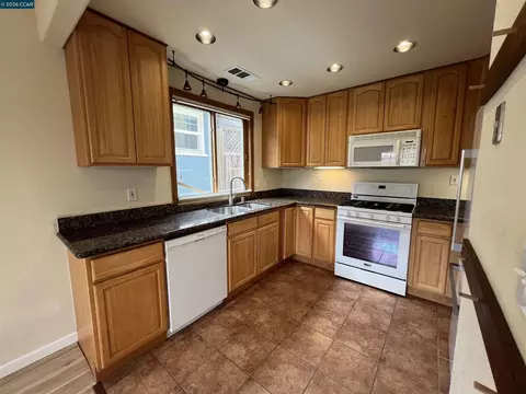 Kitchen - 151 Daniels Ave, Vallejo, CA 94590 photo 3 of 7