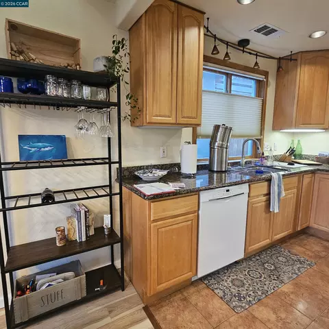 Kitchen - 151 Daniels Ave, Vallejo, CA 94590 photo 4 of 7