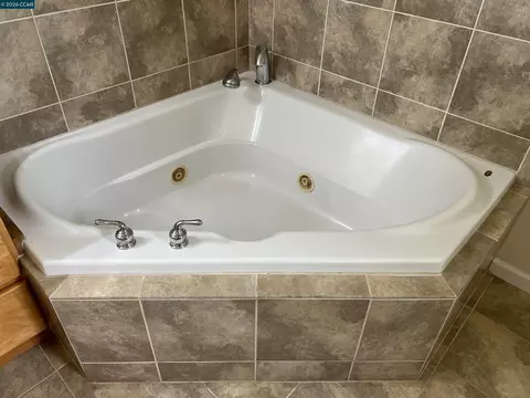 Bath - 151 Daniels Ave, Vallejo, CA 94590 photo 6 of 7