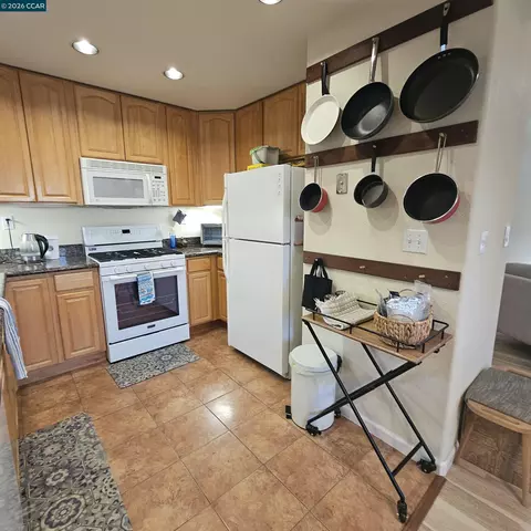 Kitchen - 151 Daniels Ave, Vallejo, CA 94590 photo 7 of 7