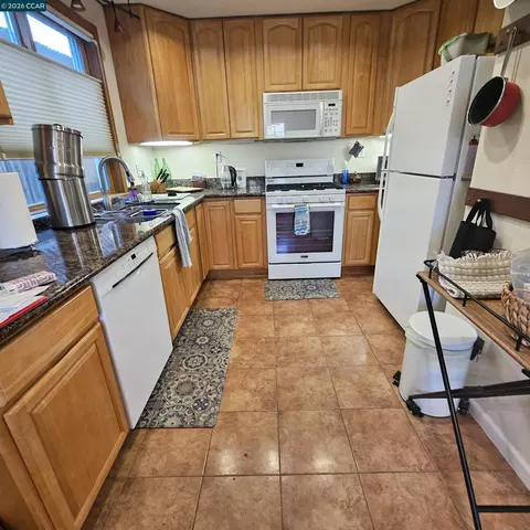 Kitchen - 151 Daniels Ave, Vallejo, CA 94590 photo 6 of 7