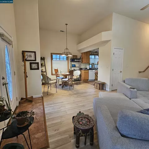 Entry Way - 151 Daniels Ave, Vallejo, CA 94590 photo 2 of 8