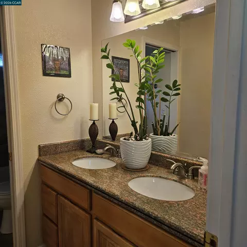Bath - 151 Daniels Ave, Vallejo, CA 94590 photo 2 of 7