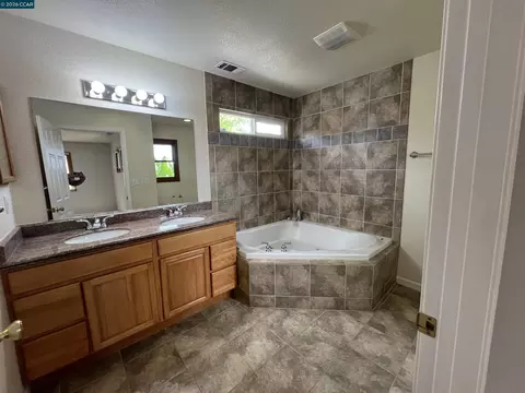 Bath - 151 Daniels Ave, Vallejo, CA 94590 photo 4 of 7